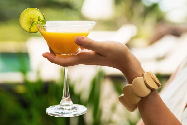 Female Hand Frozen Daiquiri Cocktail — Stock Photo, Image