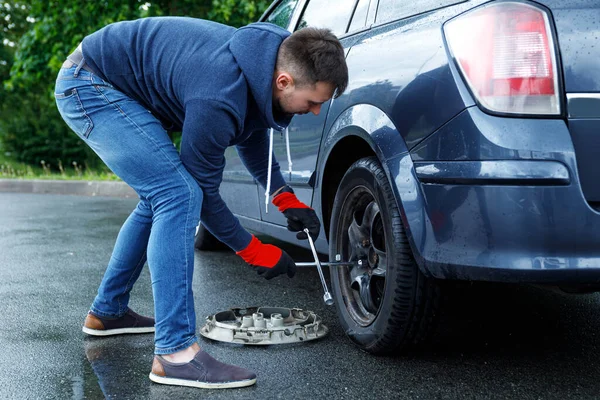 Hombre Joven Cambiando Neumático Pinchado Coche Después Accidente Tráfico —  Fotos de Stock