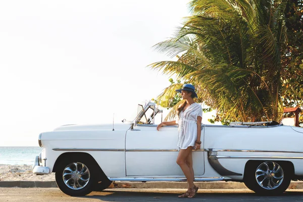 Ευτυχισμένος Νεαρή Γυναίκα Και Ρετρό Μετατρέψιμο Αυτοκίνητο Δίπλα Στην Παραλία — Φωτογραφία Αρχείου