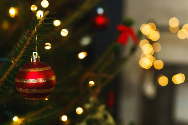 Close Decorações Brilhantes Árvore Natal — Fotografia de Stock