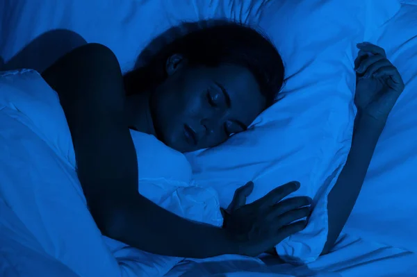 Young Beautiful Woman Peacefully Sleeping Bed — Stock Photo, Image