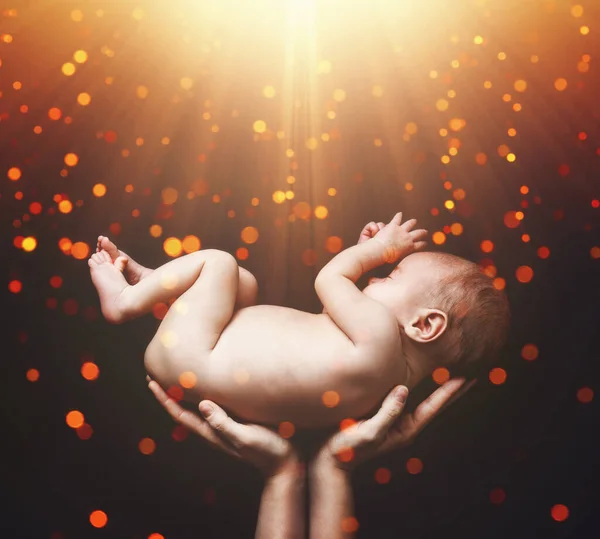 Bebê Recém Nascido Bonito Nas Mãos Mãe Fundo Preto — Fotografia de Stock