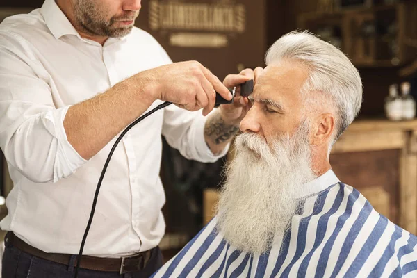 Friseur Macht Stylische Frisur Für Einen Schönen Alten Mann Friseursalon — Stockfoto
