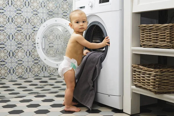Bonito Curioso Menino Está Olhando Dentro Máquina Lavar Roupa — Fotografia de Stock