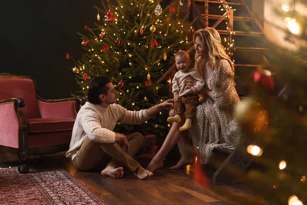 Les Jeunes Familles Heureuses Célèbrent Noël Nouvel Maison — Photo