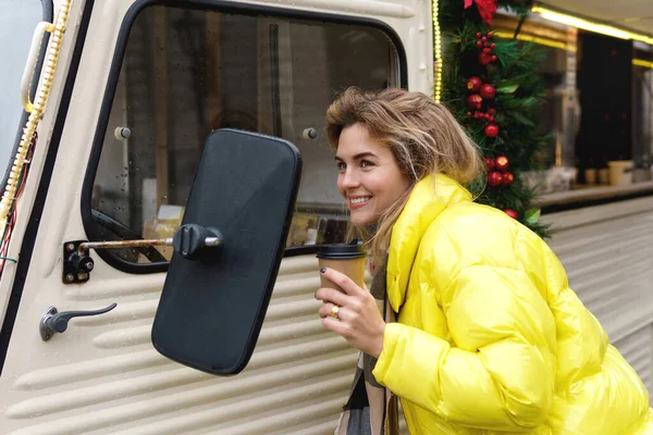 Linda Mujer Feliz Con Una Taza Café Caliente Lado Camioneta — Foto de Stock