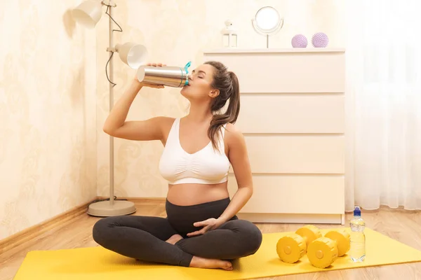 Wanita Hamil Muda Minum Protein Shake Setelah Latihan Kebugarannya — Stok Foto