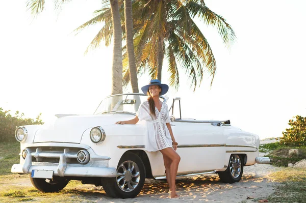 Счастливая Молодая Женщина Ретро Конвертируемая Машина Пляжа Городе Варадеро — стоковое фото