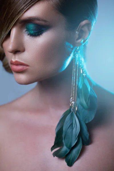 Model Stylischem Image Mit Glattem Haar Das Ein Auge Bedeckt — Stockfoto