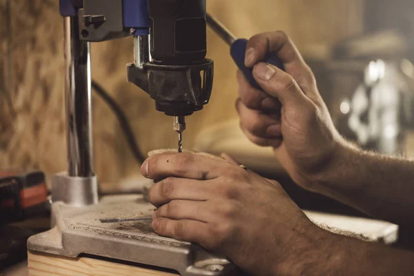Carpenter Está Trabajando Máquina Perforación Taller —  Fotos de Stock