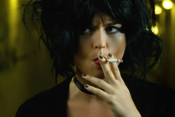 Freaky Vrouw Met Zwart Haar Roken Een Sigaret Het Donker — Stockfoto