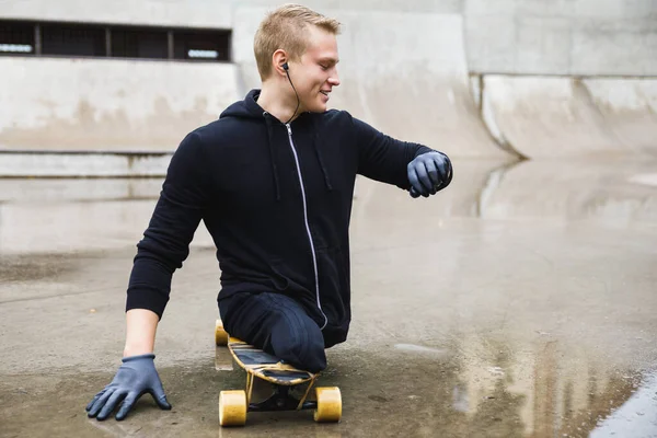 Joven Motivado Chico Discapacitado Con Longboard Skatepark —  Fotos de Stock