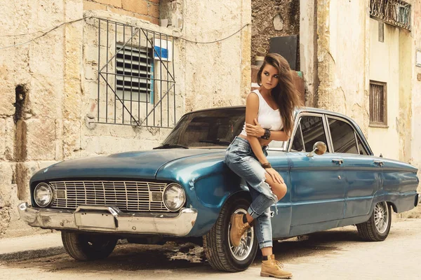 Kadın Havana Sokaklarında Eski Arabanın Yanında Poz Veriyor — Stok fotoğraf