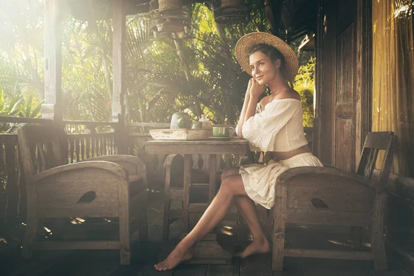 Młoda Szczęśliwa Kobieta Siedzi Letnim Tarasie Pije Kawę — Zdjęcie stockowe