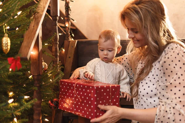 Mladá Šťastná Matka Její Roztomilý Malý Syn Oslavují Vánoce Nebo — Stock fotografie