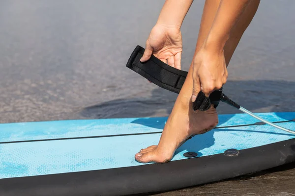 Безопасность Прежде Женщина Закрепляет Поводок Серфинга Лодыжке — стоковое фото