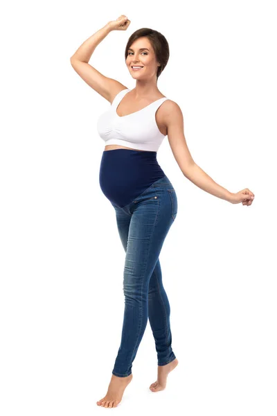 Ung Gravid Kvinna Bär Moderskap Jeans Isolerad Vit Bakgrund — Stockfoto