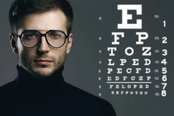 Man Wearing Eyeglasses Eye Chart Background — Stock Photo, Image