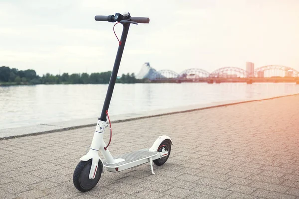 Moderner Elektroroller Ufer Der Stadt — Stockfoto