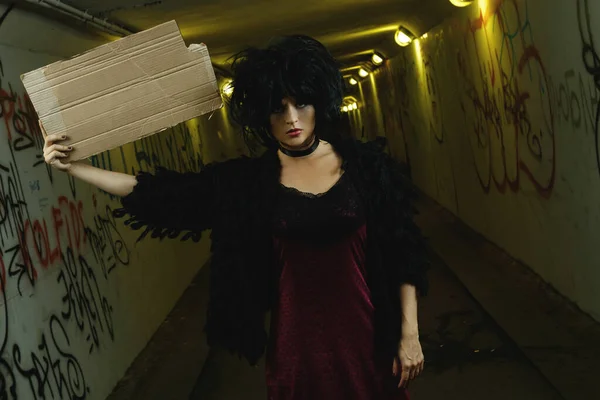Extraña Extraña Mujer Con Pedazo Cartón Blanco Túnel Oscuro — Foto de Stock