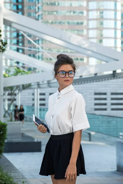 Νεαρή Γυναίκα Φορώντας Smart Casual Ρούχα Χρησιμοποιεί Tablet Στους Δρόμους — Φωτογραφία Αρχείου
