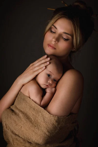 Portrét Krásné Matky Jejího Malého Miminka Jsou Zabaleny Pytlovině — Stock fotografie