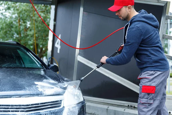 Trabajador Lavado Coches Profesional Está Lavando Coche Del Cliente —  Fotos de Stock