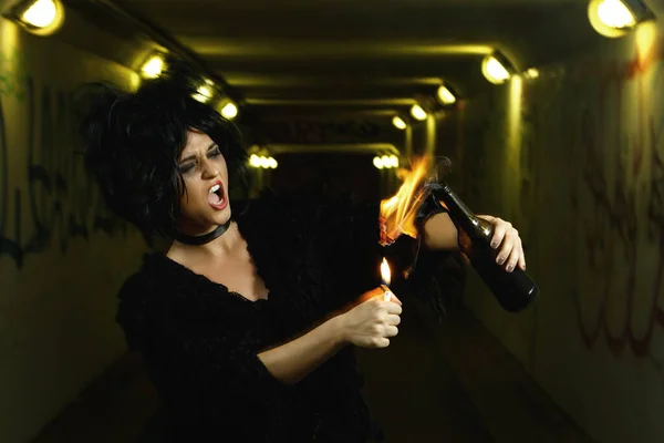 Elinde Bir Benzin Bombasıyla Karanlık Tüneldeki Ucube Kadın — Stok fotoğraf
