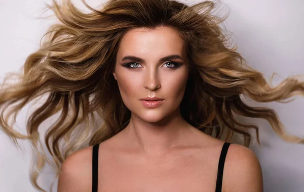 Retrato Mujer Hermosa Con Hermoso Pelo Rizado Maquillaje Profesional —  Fotos de Stock