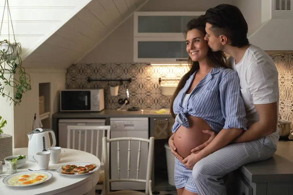 年轻夫妇和幸福的夫妇都在等着孩子 早餐时 丈夫和他怀孕的妻子在厨房里 — 图库照片