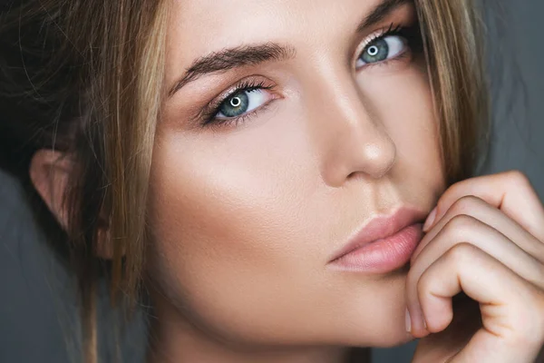 Close-up portrait of stunning woman with natural makeup