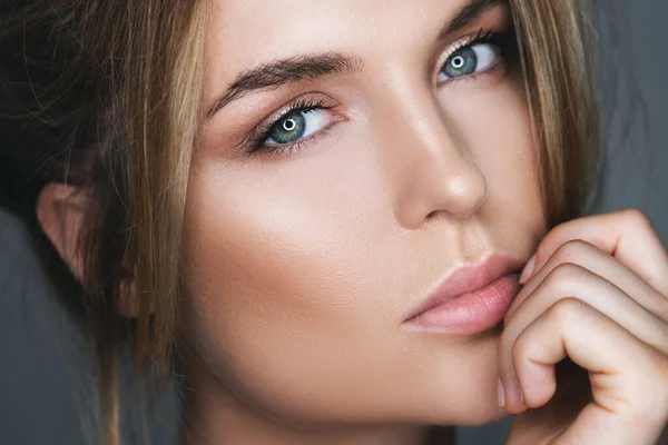 Närbild Porträtt Fantastisk Kvinna Med Naturlig Makeup — Stockfoto