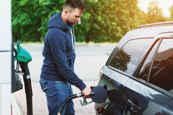 Człowiek Stacji Benzynowej Tankuje Własny Samochód — Zdjęcie stockowe
