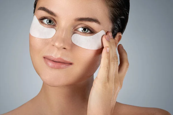 Young Beautiful Woman Hydrating Eye Patches Her Eyes — Stock Photo, Image