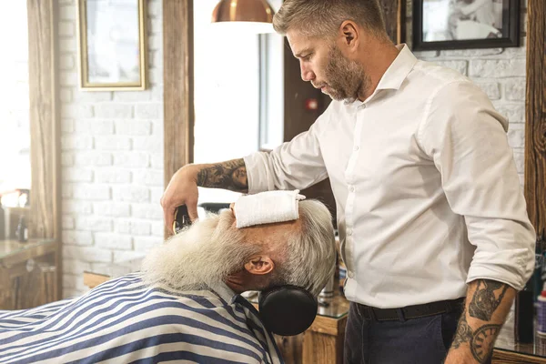 Schöner Älterer Mann Bekommt Styling Und Trimmen Seines Barts Friseursalon — Stockfoto