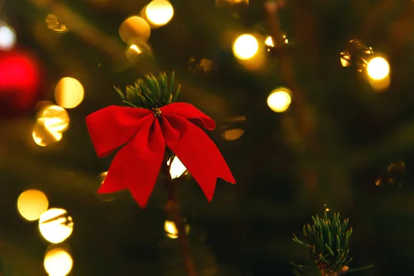 Close Van Glanzende Decoraties Kerstboom — Stockfoto