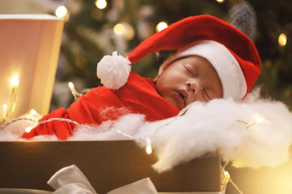 Roztomilé Novorozeně Klobouku Santa Claus Spí Dárkové Krabici Veselé Vánoce — Stock fotografie