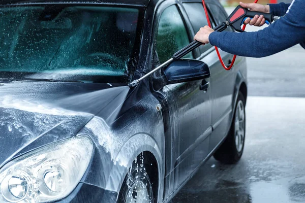 Profesjonalny Pracownik Myjni Myje Samochód Klienta — Zdjęcie stockowe