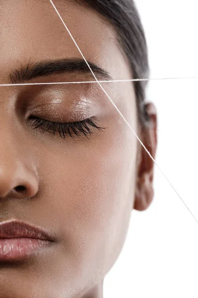 Närbild Indiankvinnans Ansikte Med Tråd Ögonbrynstråd Epileringsförfarande För Korrigering Ögonbrynsform — Stockfoto