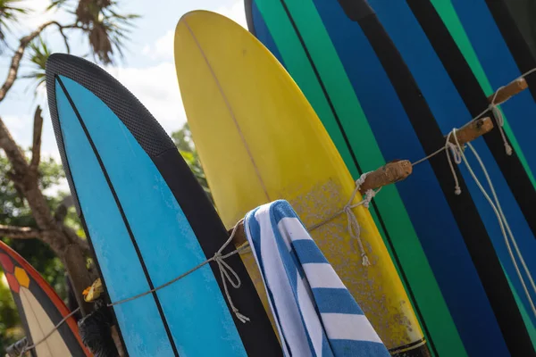 Stapel Verschillende Surfplanken Huur Het Tropische Strand — Stockfoto