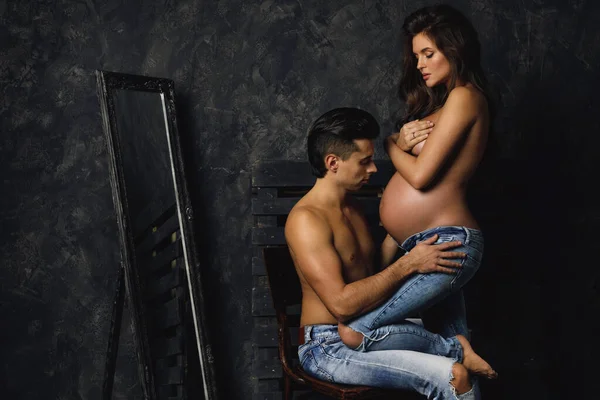 Smyslný Mladý Pár Čeká Dítě Muž Jeho Těhotná Žena Pózují — Stock fotografie