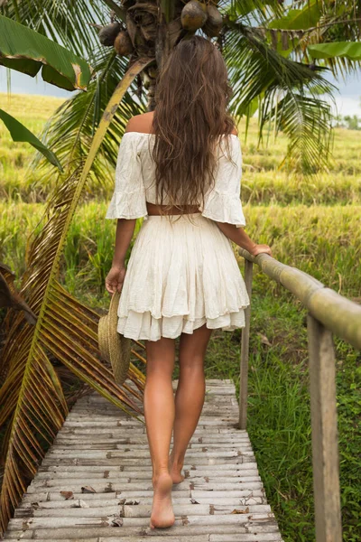 Jonge Vrouw Wandelen Door Oude Houten Brug Het Platteland — Stockfoto