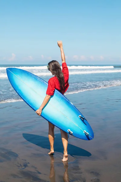 Sexy Vrouw Surfer Dragen Nat Rood Shirt Zonnebril Met Shortboard — Stockfoto