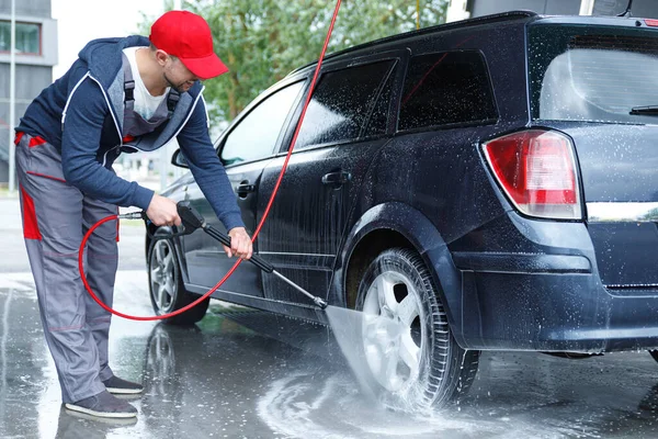 Profesjonalny Pracownik Myjni Myje Samochód Klienta — Zdjęcie stockowe