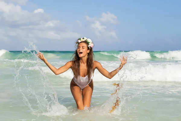 Mulher Feliz Vestindo Biquíni Branco Está Jogando Espirrando Mar — Fotografia de Stock