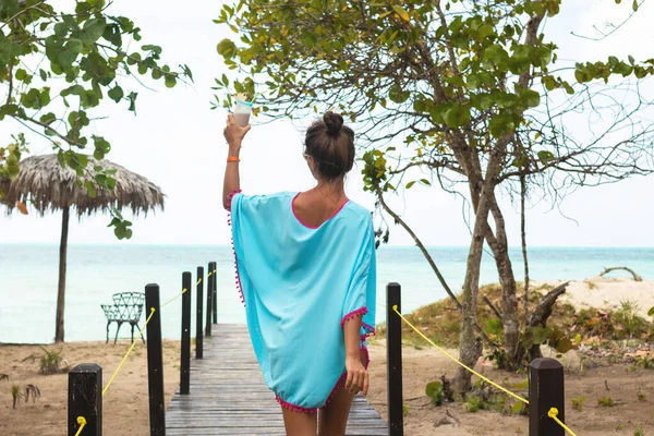 Happy Woman Have Fun Beach Pina Colada Cocktail — Stock Photo, Image