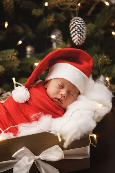 Roztomilé Novorozeně Klobouku Santa Claus Spí Dárkové Krabici Veselé Vánoce — Stock fotografie