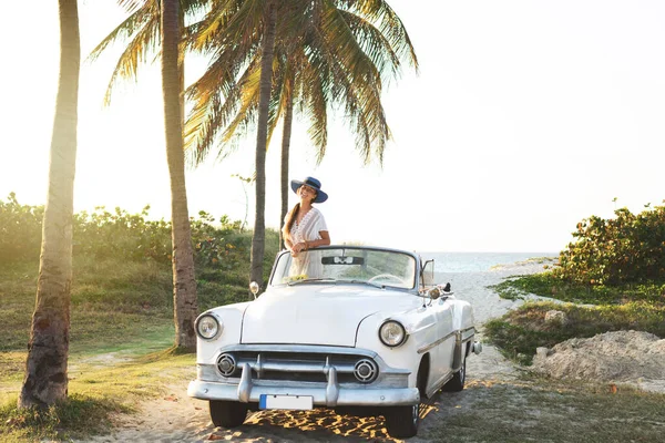 Szczęśliwa Młoda Kobieta Retro Kabriolet Samochód Obok Plaży Varadero City — Zdjęcie stockowe