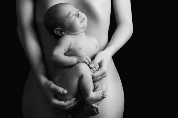 Маленький Милый Новорожденный Ребенок Лежит Животе Матери Черном Фоне — стоковое фото