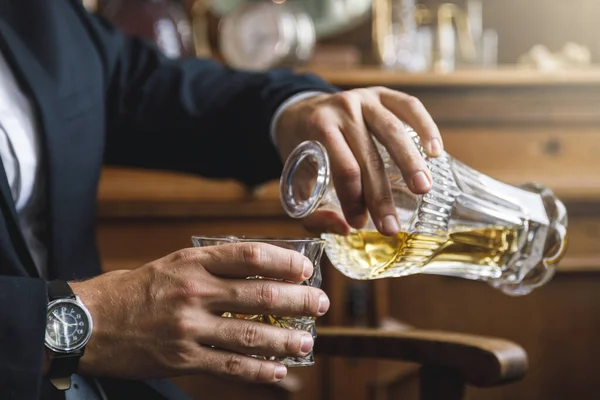 Hombre Vertiendo Whisky Caro Vaso Cristal — Foto de Stock